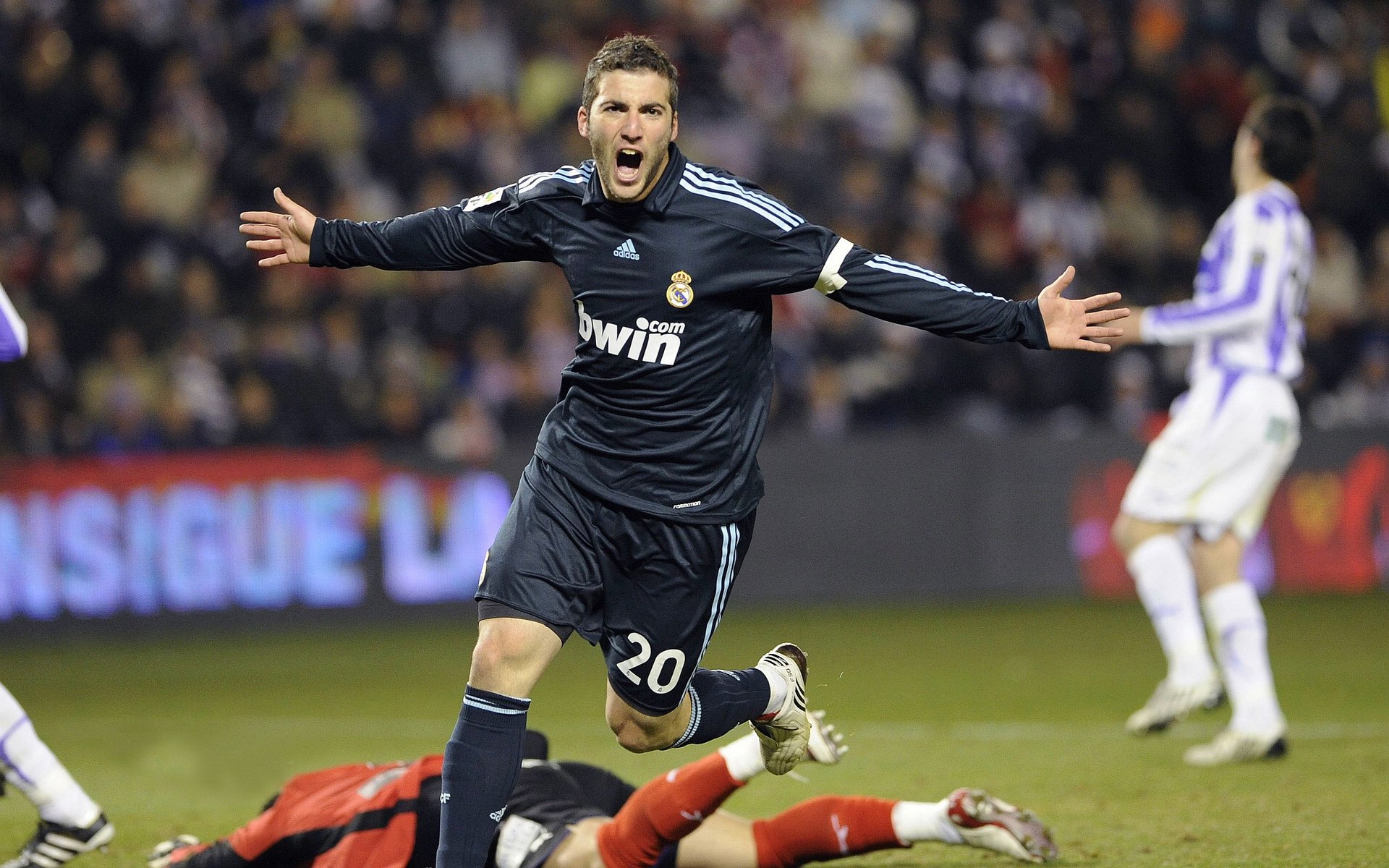 “西甲争冠焦点：劲旅交锋，胜负悬而未决”，意甲老牌劲旅